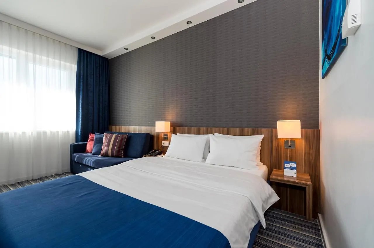Holiday Inn Express Bremen Airport By Ihg 3*,