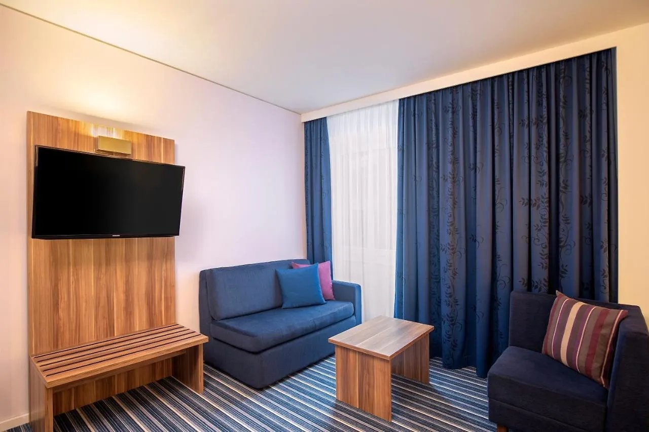 Holiday Inn Express Bremen Airport By Ihg Almanya
