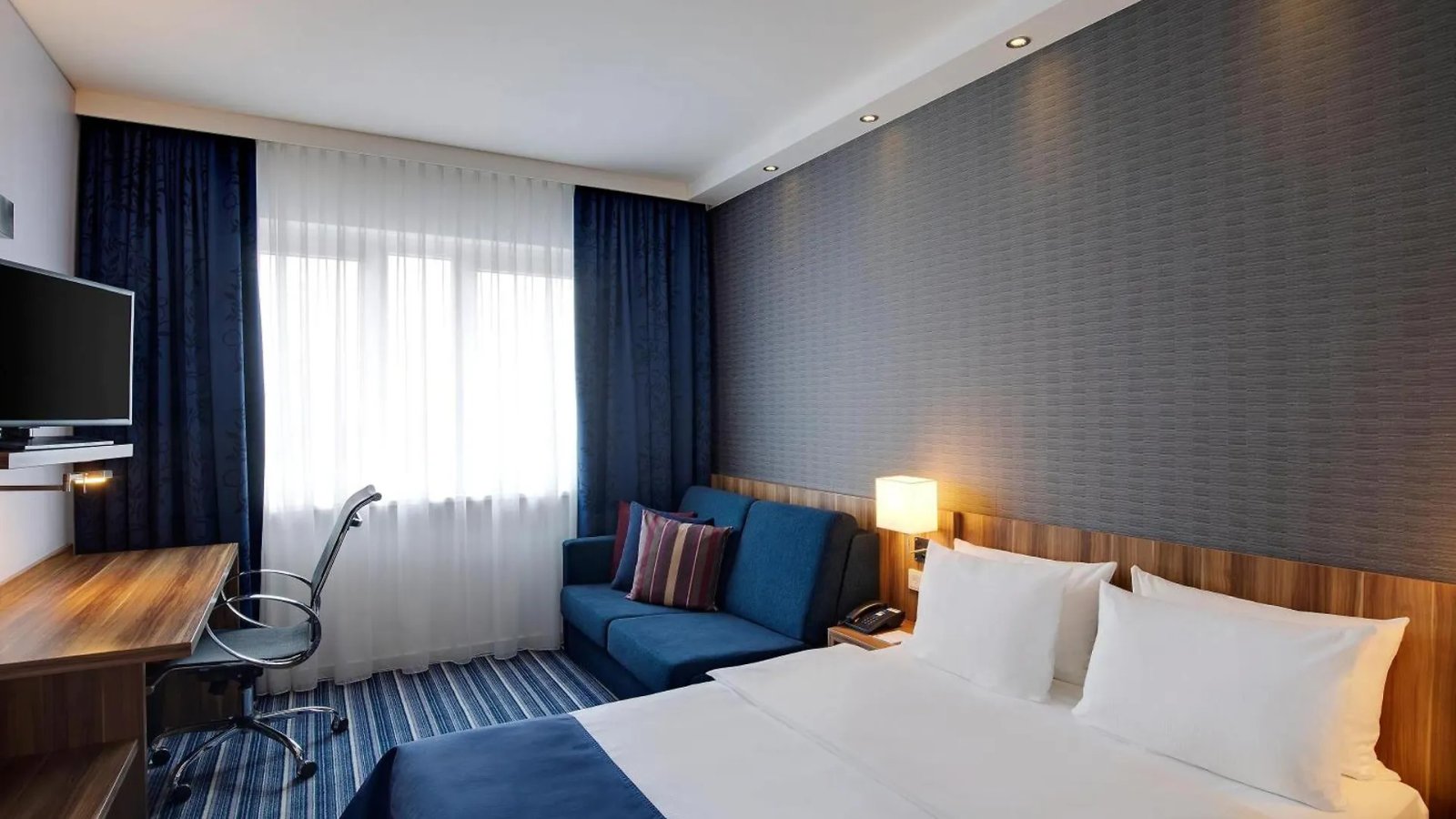 Holiday Inn Express Bremen Airport By Ihg Almanya