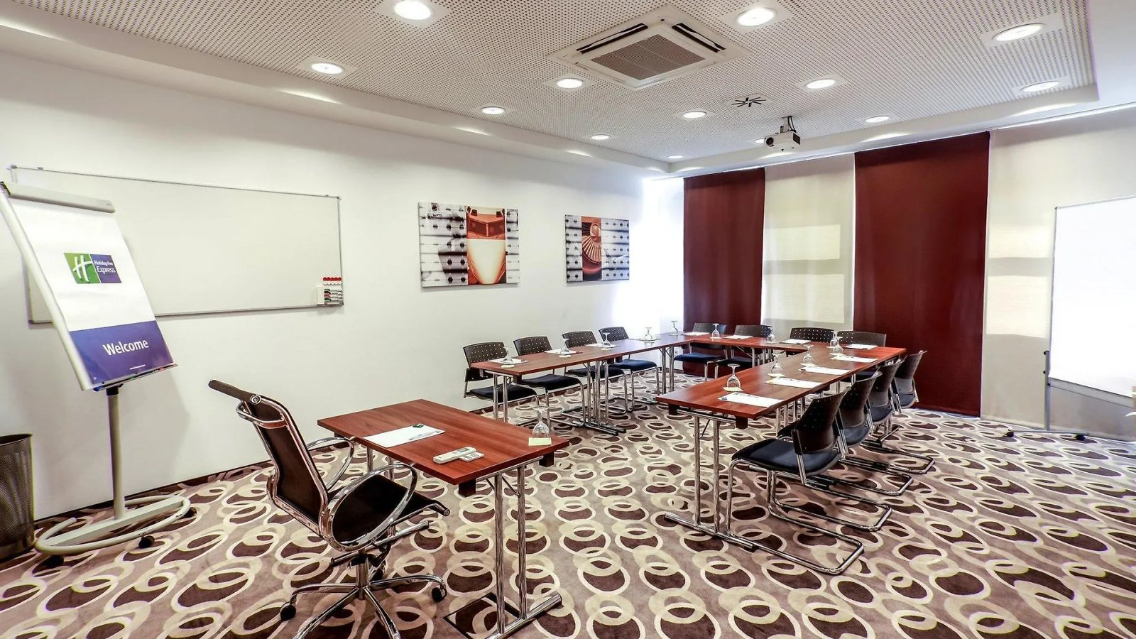 Holiday Inn Express Bremen Airport By Ihg 3*,