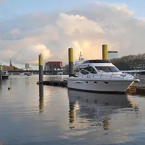 Luxus Yacht Lady Jane City überseestadt Botel